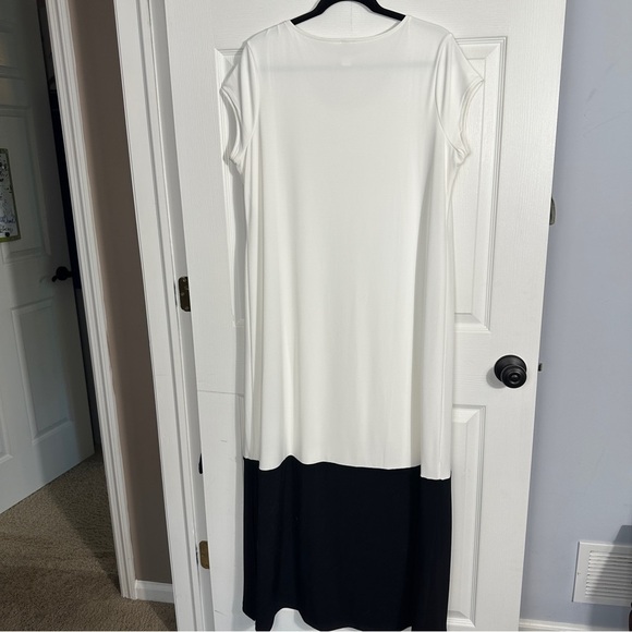 Chico's Sz. 2 (Lg) colorblock maxi dress, stretch, white/black, flowy - Picture 10 of 10